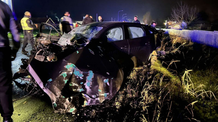 Teška saobraćajna nesreća kod Čačka: U sudaru dva vozila i kamiona stradala jedna osoba (FOTO)