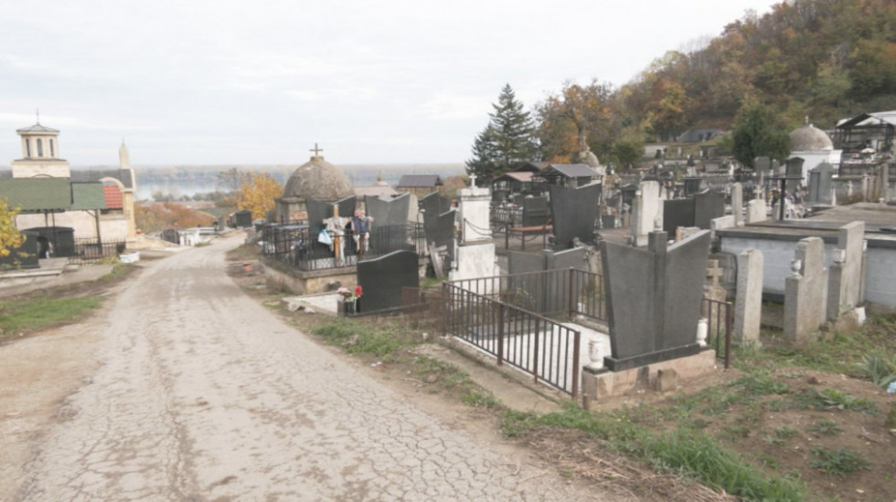 Cveta crno tržište grobnih mesta: Zbog manjka prostora na grobljima u Grockoj sahranjuju na privatnim parcelama