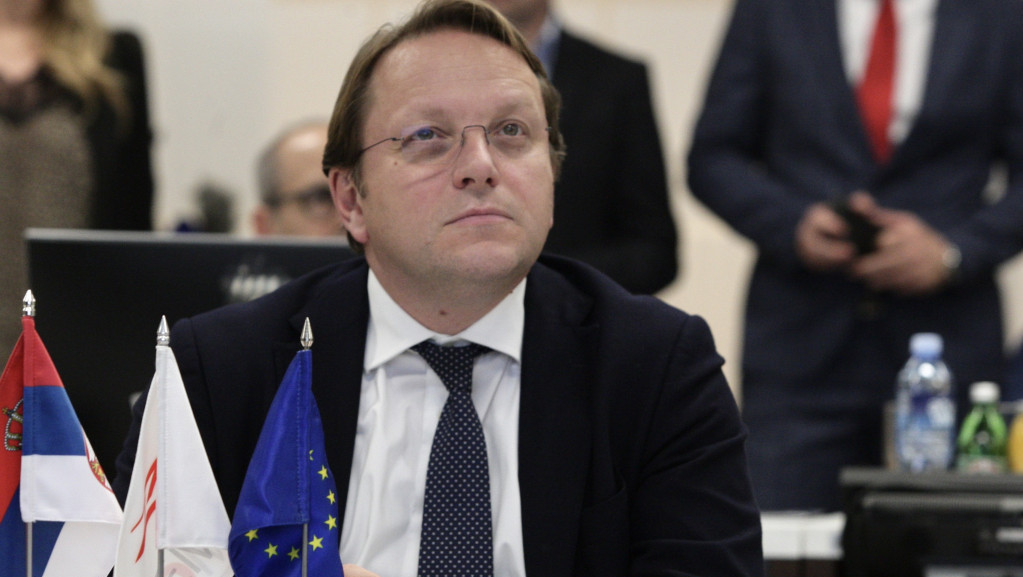 Evroposlanici traže ostavku Varheljija jer ih je nazvao idiotima, on se izvinjava zbog nesporazuma