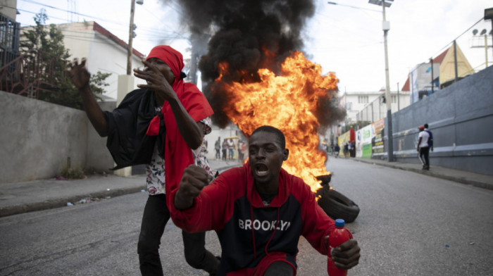 Brutalni okršaji bandi na Haitiju, ubijeno 12 osoba, zapaljene brojne kuće