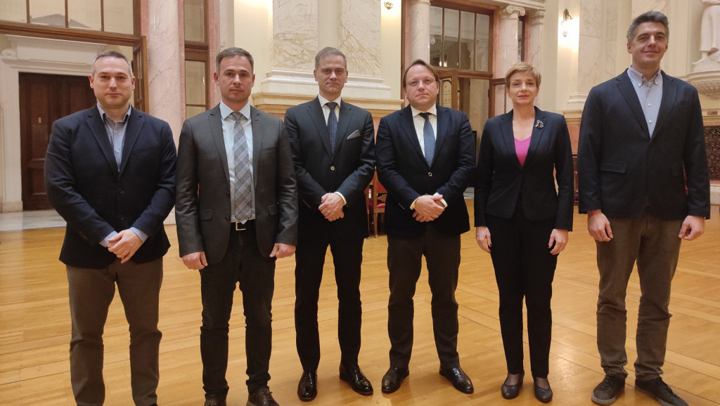 Opozicioni poslanici razgovarali s Varheljijem: Srbija očekuje ohrabrujuće poruke od EU