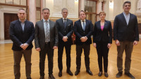 Opozicioni poslanici razgovarali s Varheljijem: Srbija očekuje ohrabrujuće poruke od EU