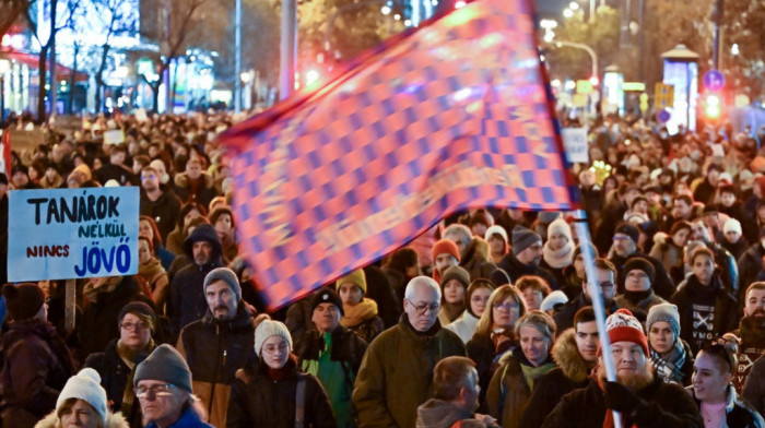 Protest studenata, roditelja i prosvetnih radnika u Budimpešti zbog otpuštanja nastavnika