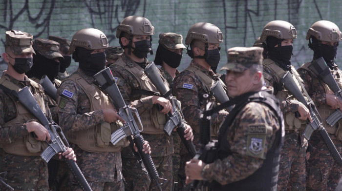 El Salvador u "ratu" protiv kriminalnih bandi: 10.000 vojnika opkolilo jedan grad