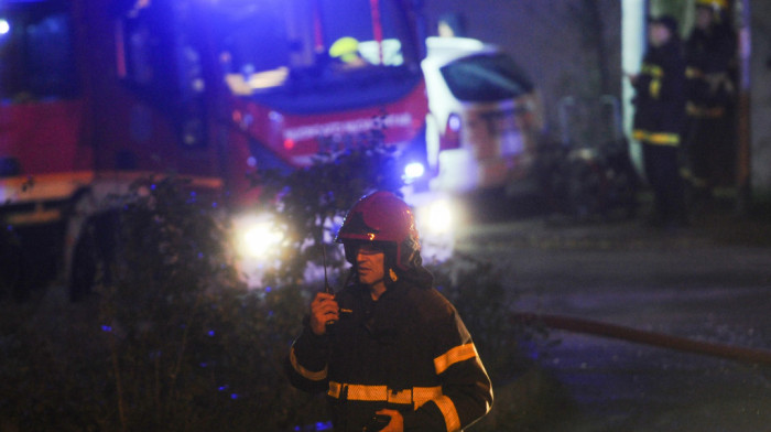 Požar u Rakovici: Goreo napušten hotel, vatra se proširila na nekoliko soba (VIDEO)