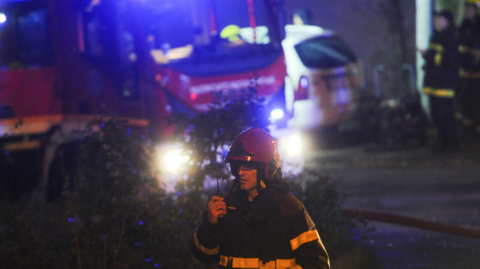 Požar u Rakovici: Goreo napušten hotel, vatra se proširila na nekoliko soba (VIDEO)