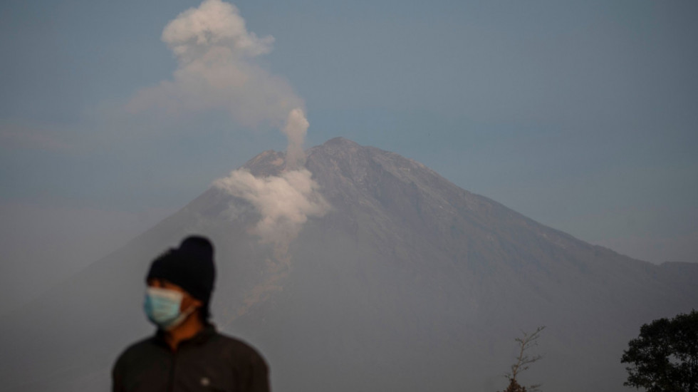 Nastavljena evakuacija na ostrvu Java, vulkan Semeru i dalje izbacuje gust dim