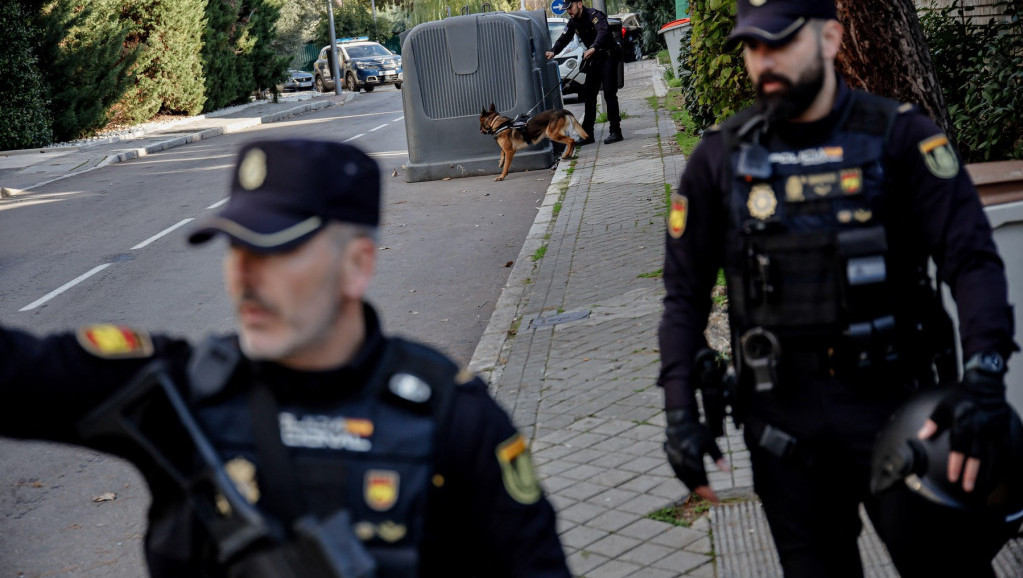 Policija privela 14 putnika posle prinudnog sletanja aviona u Barseloni