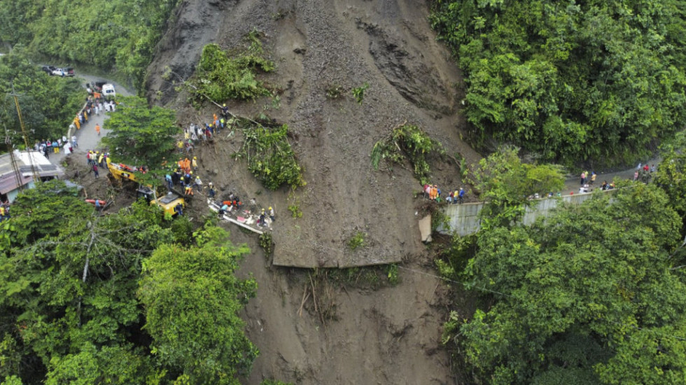Aktiviralo se klizište u Kolumbiji: Zemlja zatrpala autobus, najmanje 12 ljudi stradalo
