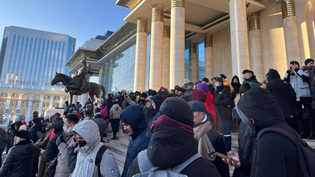 Mongolija proglasila vanredno stanje: Protesti zbog izvoza uglja kulminirali, demonstranti upali u zgradu vlade (FOTO)