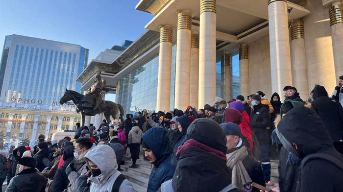 Mongolija proglasila vanredno stanje: Protesti zbog izvoza uglja kulminirali, demonstranti upali u zgradu vlade (FOTO)