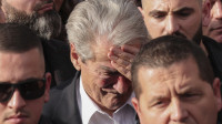 Incident u Tirani tokom protesta: Beriša dobio udarac pesnicom u glavu, obezbeđenje ga pridržalo da ne padne (VIDEO)
