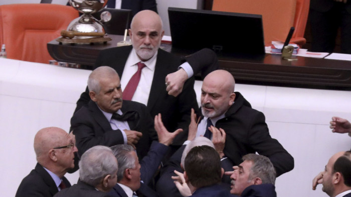Tuča u turskom parlamentu, povređen poslanik opozicije primljen u bolnicu