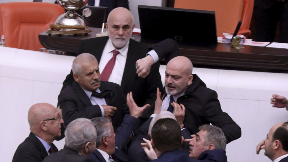 Tuča u turskom parlamentu, povređen poslanik opozicije primljen u bolnicu