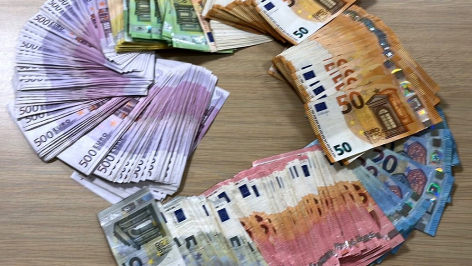 Sprečen pokušaj krujumčarenja deviza, carinici pronašli više od 84.000 evra u pojasu