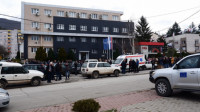 Džipovi Kfora ušli u dvorište vrtića u Leposaviću, grupa građana se okupila ispred opštine