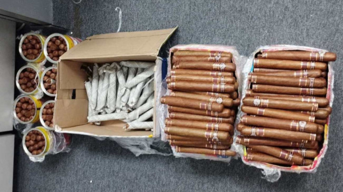Pas nanjušio tompuse: Na aerodromu sprečen šverc više od 1.000 kubanskih cigareta