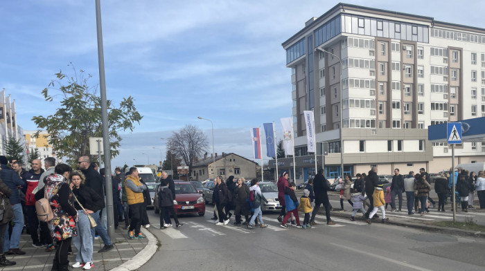 Protest građana u Kragujevcu zbog nesreće u kojoj je povređena devojčica: Traže postavljanje adekvatne signalizacije