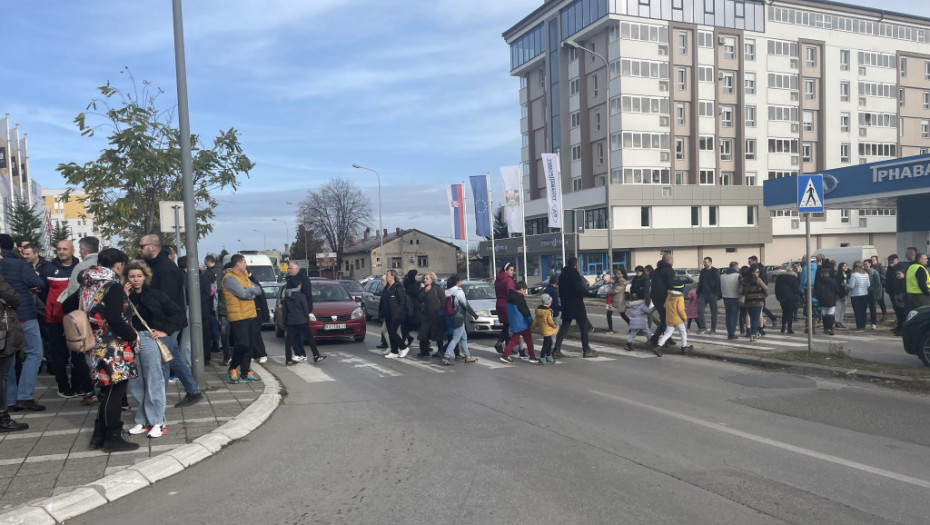 Protest građana u Kragujevcu zbog nesreće u kojoj je povređena devojčica: Traže postavljanje adekvatne signalizacije