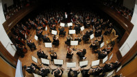 Jedan dirigent, dve simfonije, preko devedeset filharmoničara: Grandiozno muzičko veče sa Gabrijelom Felcom