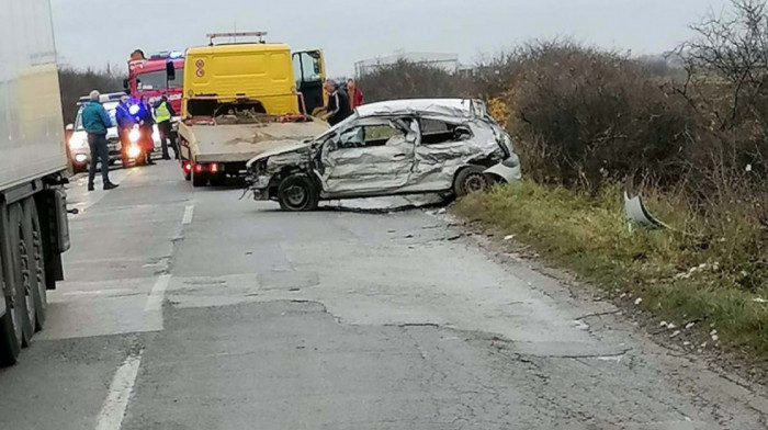 Školski autobus se prevrnuo kod Vojke, povređeno petoro dece (FOTO)