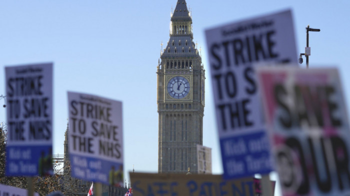 Talas štrajkova zahvatio Britaniju: Medicinski radnici organizuju masovne proteste, vlada odbila da razgovara o platama