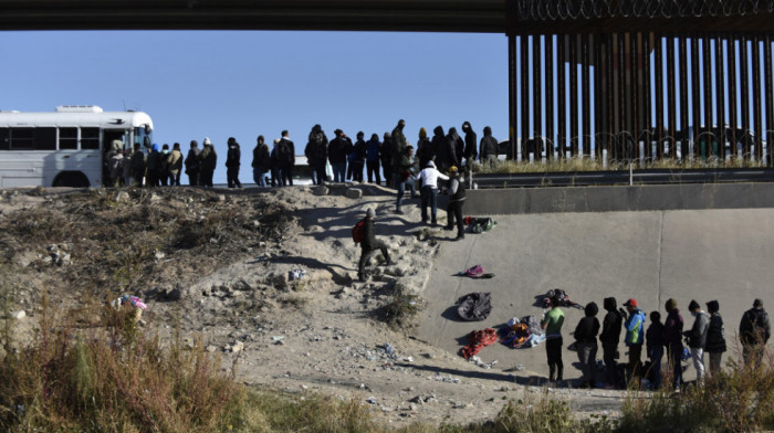 Više od 1.000 migranata iz Meksika predalo se američkim graničnim vlastima u El Pasu u Teksasu