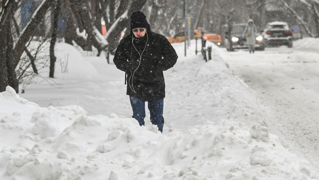 Rekordan sneg u Moskvi: Za dan palo skoro 30 odsto mesečne količine padavina, odloženi brojni letovi