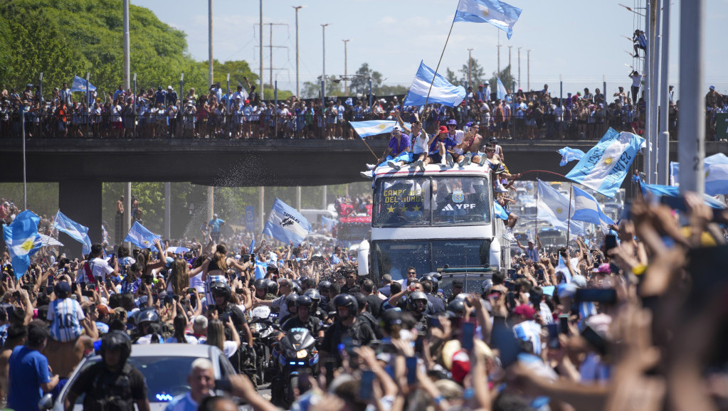 Buenos Ajres broji milione na ulicama: Parada nastavljena helikopterom