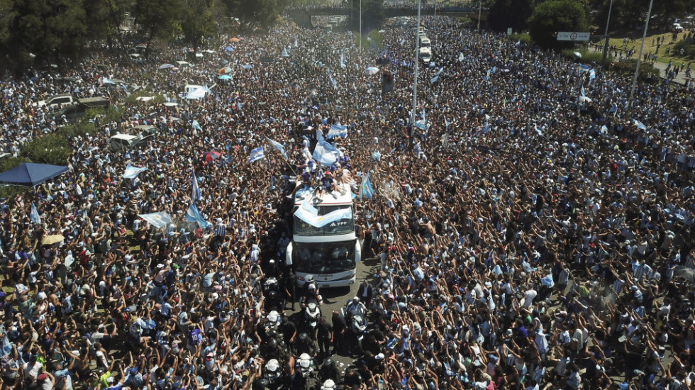 Doček šampiona u Argentini prerastao u histeriju: Milioni na ulicama, skakali na autobus sa fudbalerima, ima stradalih