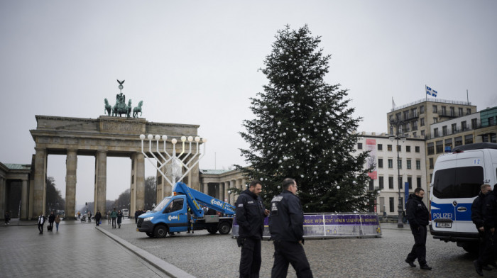 Aktivisti u Berlinu odsekli vrh božićne jelke kod Brandenburške kapije