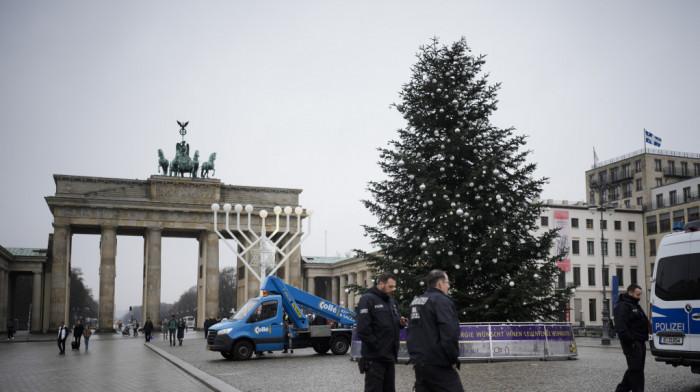 Aktivisti u Berlinu odsekli vrh božićne jelke kod Brandenburške kapije