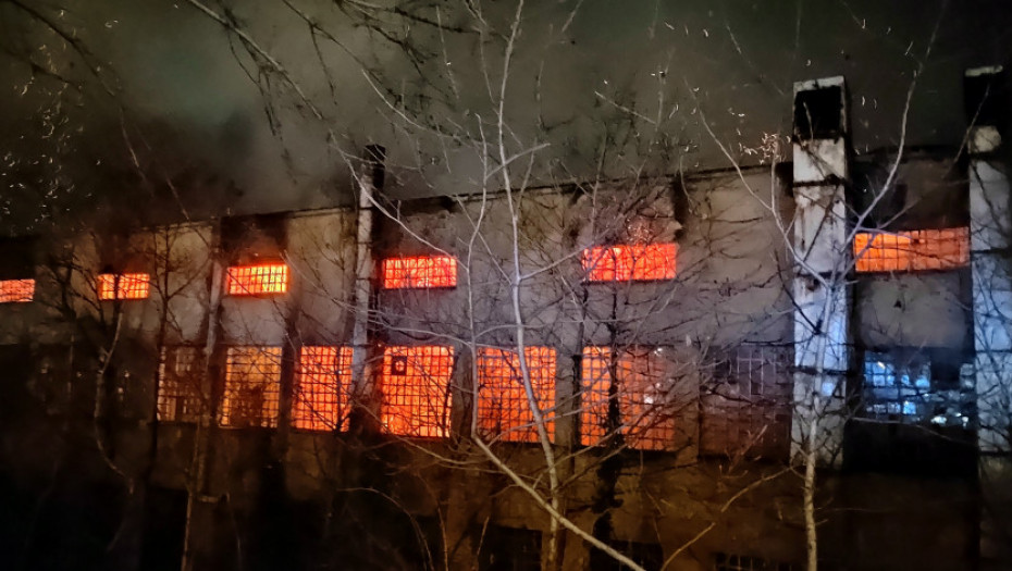 U napuštenoj fabrici u Bulevaru despota Stefana još tinja požar