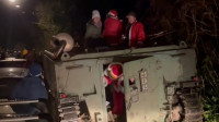 Policija oslobodila zaglavljeni transporter pun Deda Mrazova u Kornvolu: Ulica bila blokirana dva sata