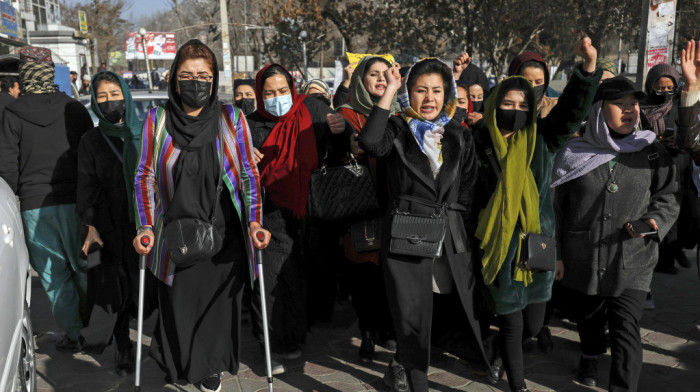 Pet vodećih nevladinih organizacija u Avganistanu obustavilo rad posle zabrane talibana da žene rade za njih