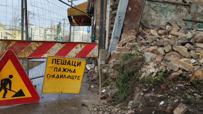 Urušio se deo zida u blizini bolnice "Sveti Sava"