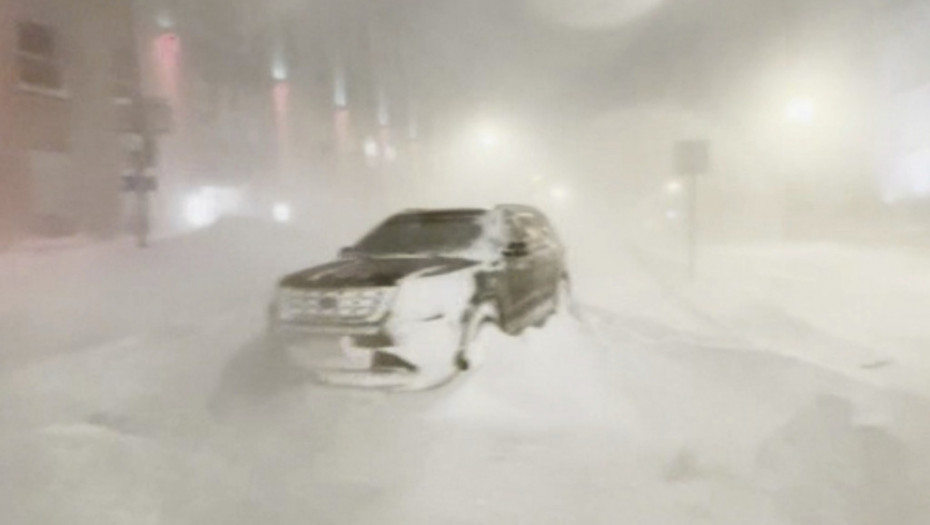 Snežna oluja u centralnim i severnim delovima SAD: Otežano snabdevanje strujom, otkazano na stotine letova