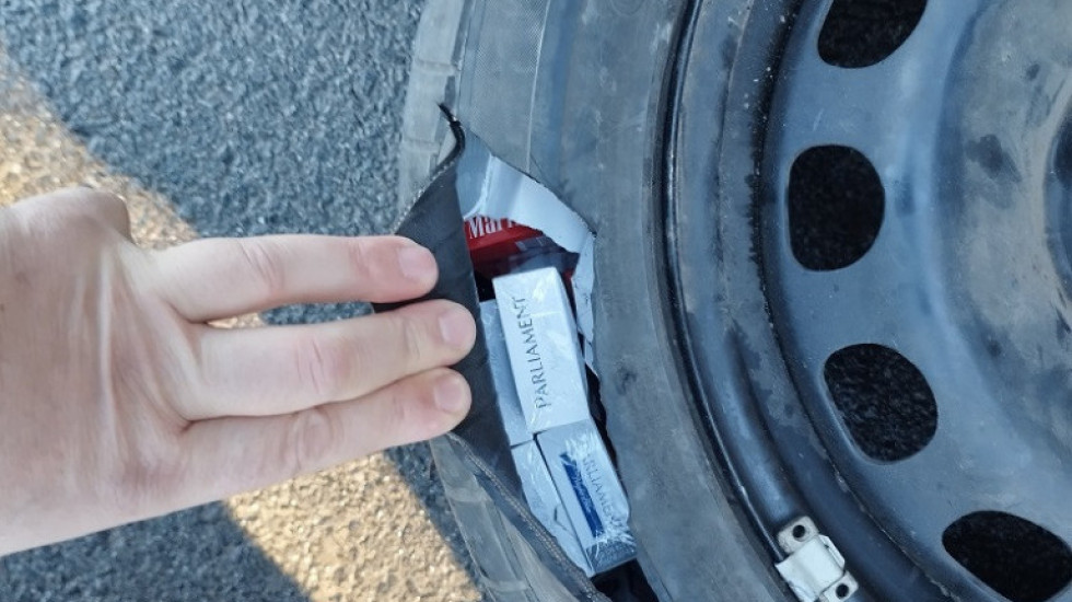 Neobičan pokušaj krijumčarenja na Gradini: Vozač umesto vazduhom, rezervne gume napunio cigaretama