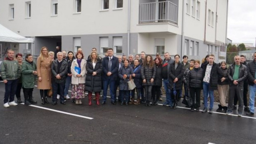 Izbegličkim porodicama iz Bosne i Hercegovine i Hrvatske uručeni ključevi 15 novih stanova