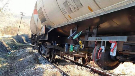 Dizalica za podizanje cisterni kod Pirota skliznula sa pruge, nastavljena akcija uklanjanja vagona