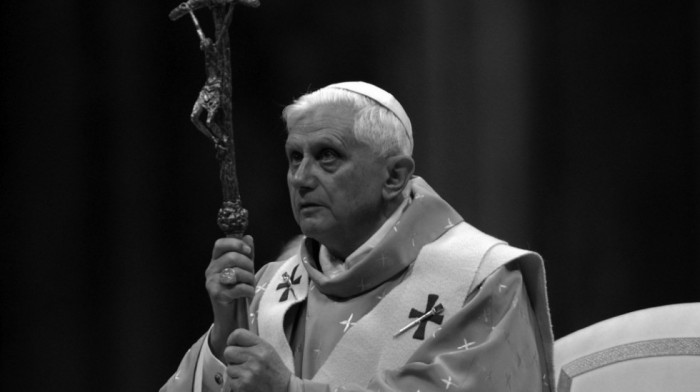 Kako će biti sahranjen bivši papa Benedikt XVI: Skromna ceremonija i odežda koju mogu da nose samo poglavari