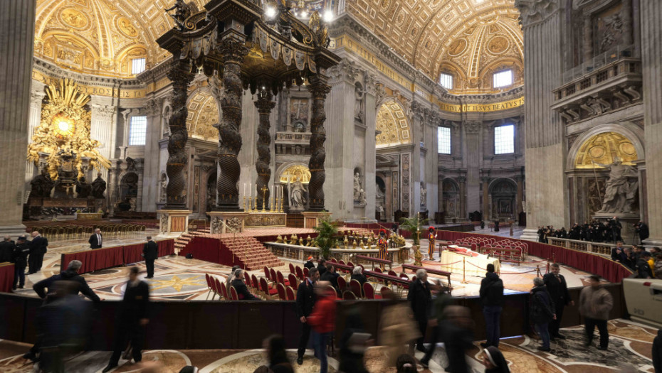 Hiljade ljudi u Vatikanu: Odaju poštu papi Benediktu XVI, telo će biti izloženo tri dana