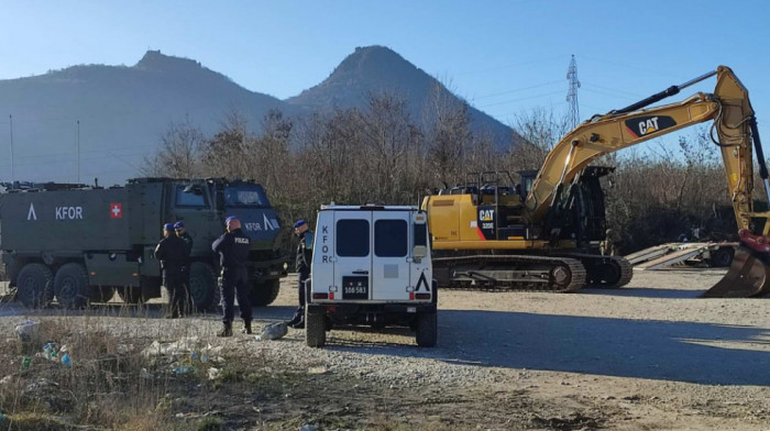 KFOR saopštio da sprovodi operaciju radi uklanjanja vozila sa puta na severu Kosova