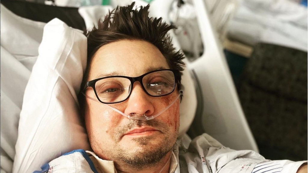 Glumac Džeremi Rener objavio prvi selfi nakon teške nesreće: "Svima šaljem ljubav"