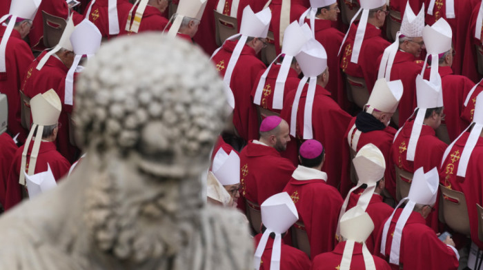 Sahrana Benedikta XVI menja istoriju katoličke crkve – Vatikan se oprostio od prvog emeritusa