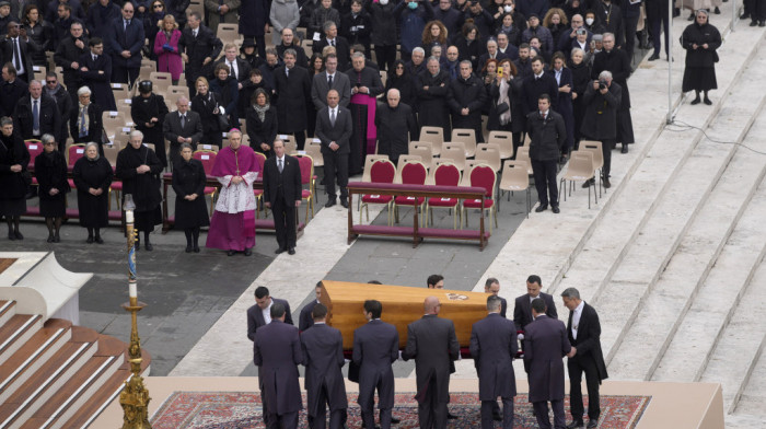 Sahranjen bivši papa Benedikt XVI: "Njegov značaj tek  će u budućnosti biti ocenjen"