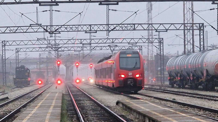 Mlađa osoba teško povređena od strujnog udara u železničkoj stanici Užice: Popela se na vagona i ušla u strujno kolo