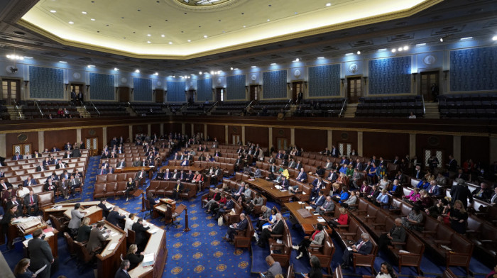 Demokratski kongresmeni u Americi zabrinuti zbog slanja kasetnih bombi Ukrajini