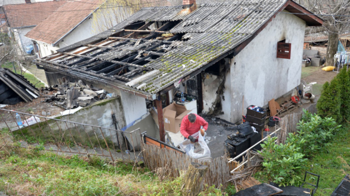 Požar buknuo u kući na Čukarici, dvoje dece prevezeno u Tiršovu