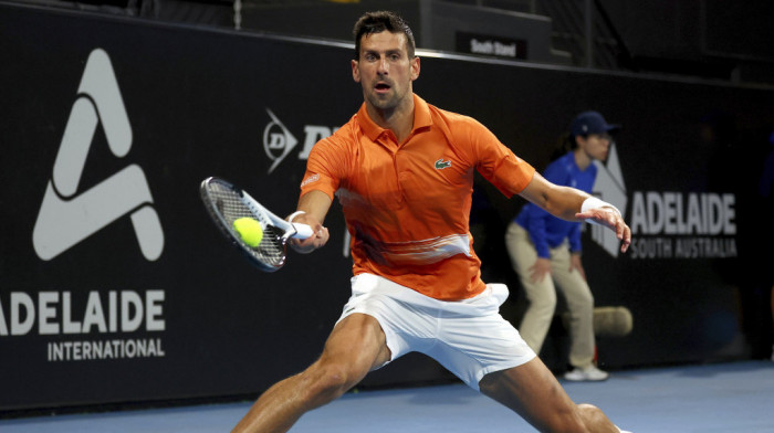 Novak prebrodio Šapovalova, protiv Medvedeva za finale u Adelajdu